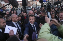 Ο Εμανουέλ Μακρόν συναντά ψηφοφόρους του κατά τη διάρκεια της προεκλογικής του εκστρατείας