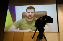 Ο πρόεδρος της Ουκρανίας, Βολοντίμιρ Ζελένσκι, σε οθόνη κατά τη διάρκεια μηνύματός του