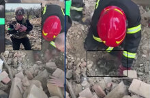 Σκυλάκι ανασύρεται ζωντανό από γκρεμισμένο κτίριο στο Ντόνετσκ μετά τον ρωσικό βομβαρδισμό