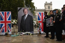 Η φωτογραφία του Ντέιβιντ Έιμες έξω από το χώρο όπου έγινε η κηδεία του