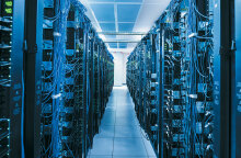 Δωμάτιο με μηχανήματα και καλώδια