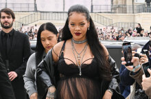 Η έγκυος τραγουδίστρια Ριάνα με διάφανο μαύρο φόρεμα φτάνει για το σόου του Dior, 2022