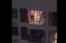 Lockdown στη Σαγκάη: Αρπάζουν πολίτη μέσα από το σπίτι του για να τον πάνε σε «στρατόπεδο καραντίνας».