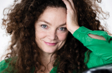 Η σκηνοθέτρια Στέφανι Τηρς της παράστασης «Hello to Emptiness» 