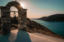 Εκκλησάκι με φόντο ηλιοβασίλεμα και θάλασσα