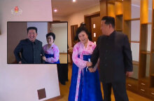 Ο Κιμ Γιονγκ Ουν και η εθνική παρουσιάστρια της Βόρειας Κορέας μέσα στο διαμέρισμα που πήρε ως δώρο για την πολύχρονη προσφορά της