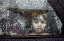 Προσφυγόπουλο από την Ουκρανία φθάνει με λεωφορείο σε κέντρο υποδοχής στην Πολωνία