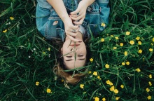 Ένα κορίτσι ανάμεσα στα λουλούδια. 