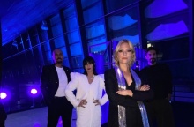 Η Βίκυ Καγιά ποζάρει στα παρασκήνια του GNTM με τον Δημήτρη Σκουλό, την Ζενεβιέβ Μαζαρί και τον Γιώργο Καράβα