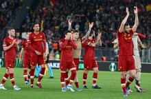 Οι παίκτες του Ρόμα πανηγυρίζουν την πρόκριση επί της Μπόντο Γκλιμτ