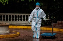 Σανγκάη - Υπάλληλος απολυμαίνει τους δρόμους