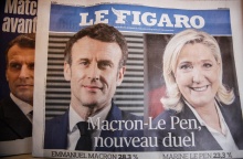 Ο Εμανουέλ Μακρόν και η Μαρίν Λεπέν σε εξώφυλλο γαλλικής εφημερίδας