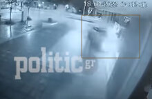 Αυτοκίνητο στη Θεσσαλονίκη εκτός ελέγχου διαλύει βιτρίνα καταστήματος