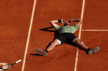 Ο Στέφανος Τσιτσιπάς μετά την κατάκτηση του τίτλου στο Μόντε Κάρλο