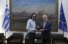 Ο Λεωνίδας Καβάκος έλαβε το χρυσό μετάλλιο της Βουλής των Ελλήνων από τον Κωνσταντίνο Τασούλα