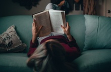 Ένα κοριτσι διαβάζει ένα βιβλίο. 