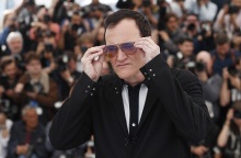 Ο σκηνοθέτης Κουέντιν Ταραντίνο με γυαλιά ηλίου στο Φεστιβάλ Καννών