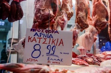 Κρεοπωλείο στη Βαρβάκειο έχει στη βιτρίνα του αρνιά και κατσίκια