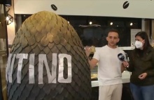 Θεσσαλονίκη: Ζαχαροπλαστείο έφτιαξε γιγαντιαίο αυγό 90 κιλά