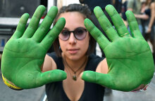 Διαδηλωτές διαμαρτύρονται για την κλιματική αλλαγή