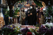 Η Κατερίνα Σακελλαροπούλου μπροστά στον Επιτάφιο σε εκκλησία στη Ροδόπη