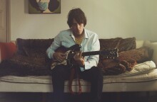 «Everything Was Beautiful»: Το νέο άλμπουμ των Spiritualized μόλις κυκλοφόρησε και ο Jason Pierce μας ξεναγεί στο σύμπαν της αρχετυπικής βρετανικής μπάντας.