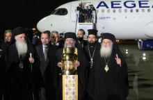 Πάσχα 2022: Έφτασε με καθυστέρηση στην Ελλάδα το Άγιο Φως