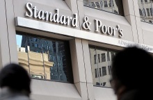 Η Standard and Poor’s ανεβάζει σκαλί την ελληνική οικονομία
