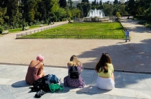 Τρεις γυναίκες που κάθονται στα σκαλιά του κήπου στο Ζάππειο Μέγαρο