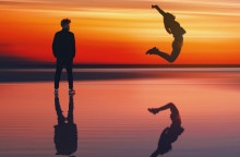 Άνδρας που κοιτά γυναίκα να χοροπηδά