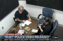 Άλεκ Μπάλντουιν: Στη δημοσιότητα το βίντεο από την πρώτη ανάκριση μετά το θάνατο της Αλίνα Χάτσινς