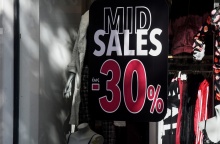 Ενδιάμεσες εκπτώσεις: Βιτρίνα καταστήματος προωθεί το ποσοστό της έκπτωσης