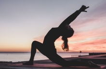 Μια γυναίκα κάνει γιόγκα. 