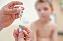 Παιδίατρος ετοιμάζει εμβόλιο για την ιλαρά σε νοσοκομείο στην Κροατία