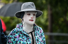 Η Ιωάννα Παλιοσπύρου με τη μάσκα στο πρόσωπο μετά την επίθεση με βιτριόλι