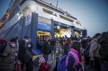 Λιμάνι Πειραιά: Στιγμιότυπο από την έξοδο των εκδρομέων του Πάσχα - πολίτες με μάσκα και βαλίτσες ετοιμάζονται για την επιβίβασή τους σε πλοίο