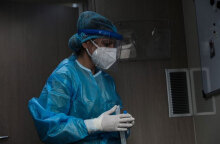 Εργαζόμενη σε κλιμάκιο του ΕΟΔΥ για τη διενέργεια rapid test για τον κορωνοϊό