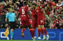 Οι παίκτες της Λίβερπουλ πανηγυρίζουν τη νίκη επί της Βιγιαρεάλ 