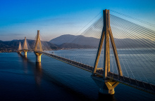 Άνδρας έπεσε από τη γέφυρα Ρίου-Αντιρρίου: Έρευνες για τον εντοπισμό του