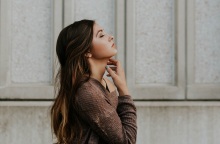 Ένα κορίτσι.