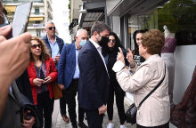 Ο Νίκος Ανδρουλάκης συνομιλεί με πολίτες στον Βόλο, όπου πραγματοποίησε περιοδεία