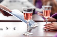 6 ωραία ελληνικά ροζέ κρασιά για να χαρείς την άνοιξη