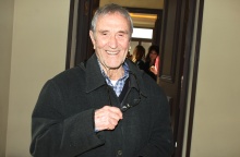 Ο ηθοποιός Γιάννης Βογιατζής χαμογελά στο κοινό