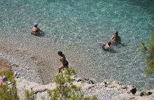 Λουόμενοι σε παραλία