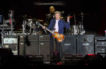 Ο Σερ Πολ ΜακΚάρτνεϊ επί σκηνής