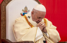 Ο Πάπας Φραγκίσκος ταλαιπωρείται από πόνο στο γόνατο, που δεν του επιτρέπει να περπατήσει