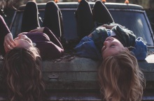 Δύο κορίτσια σε ενα παλίο φορτηγό.