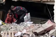 Άμαχοι απομακρύνονται από το υπόγειο της χαλυβουργίας Αζοφστάλ