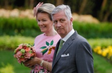 Το βασιλικό ζεύγος του Βελγίου: Ο βασιλιάς Φίλιππος δίπλα στη βασίλισσα Ματθίλδη που κρατά ανθοδέσμη