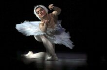 Μπαλαρίνα εκτελεί το πρόγραμμά της στο θέατρο Μπολσόι της Ρωσίας